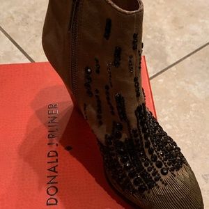 Donald J Pliner 8M Suede Boot